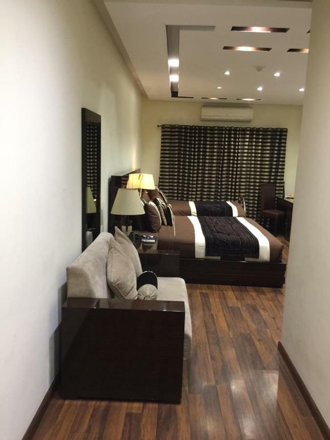 โรยอเต ลักชัวรี Hotel ลาฮอร์ ภายนอก รูปภาพ